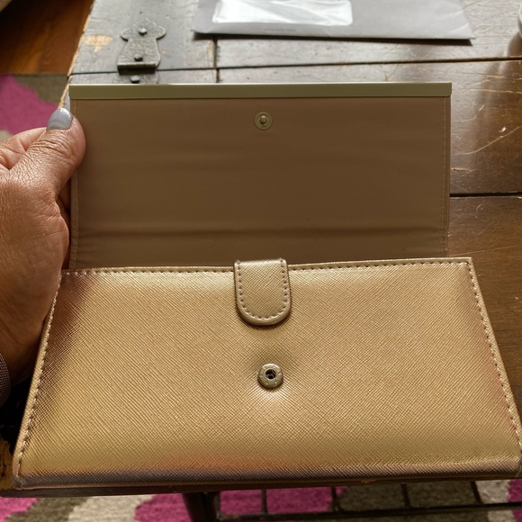 Rose Gold Metallic Women’s Wallet. 2 Interior Pockets. Clasp Closure.. - Picture 5 of 14